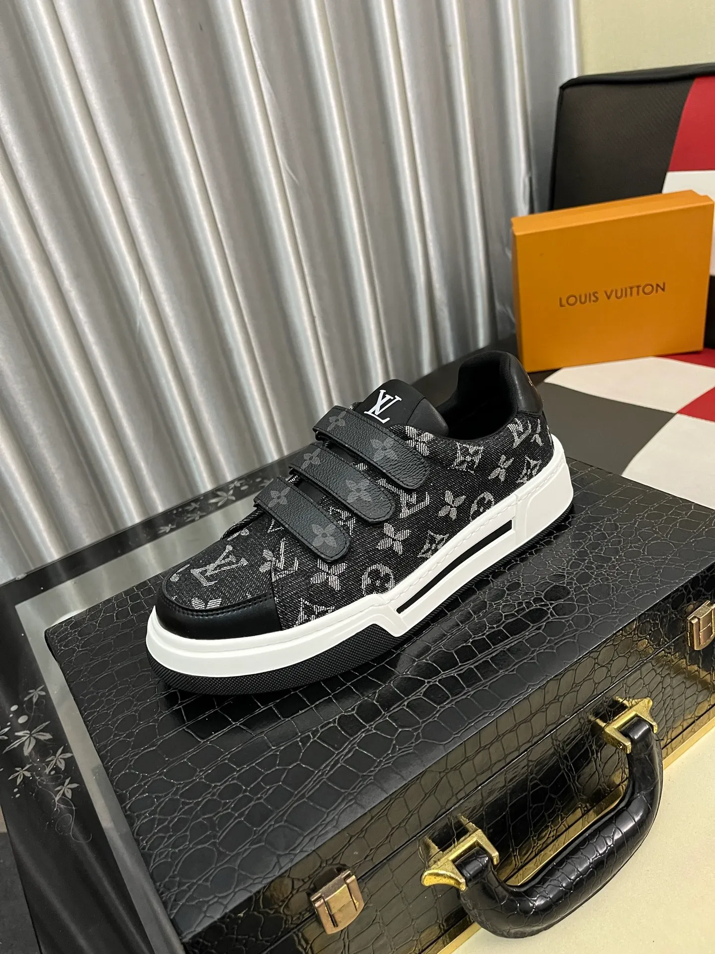 Men's Men's Shoes 💰420⌚️⌚️🇮🇹🇮🇹LV Louis Vuitton. The latest trendy casual shoes are popular in physical stores in sizes 38-44. New spring and summer comfortable imported custom original cowhide, unique jacquard fabric element design. Paired with sheepskin lining, Lv original bottom, [taiyang][taiyang] high-end packaging and high quality💪Details determine the quality, you can enter and leave the counter at will, welcome to compare🇮🇹